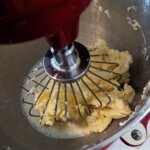Gefermenteerde boter na het karnen in de keukenmachine