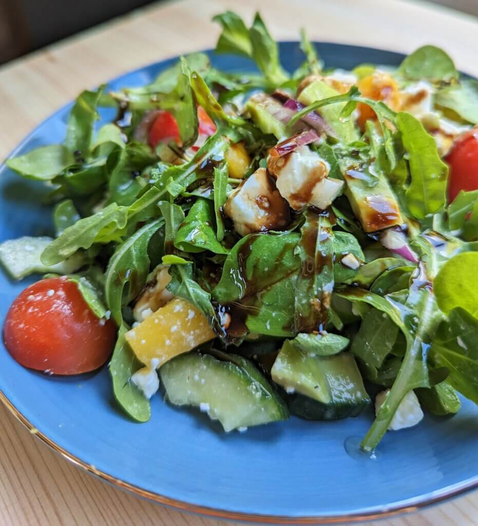 Balsamico salade op een blauw bordje